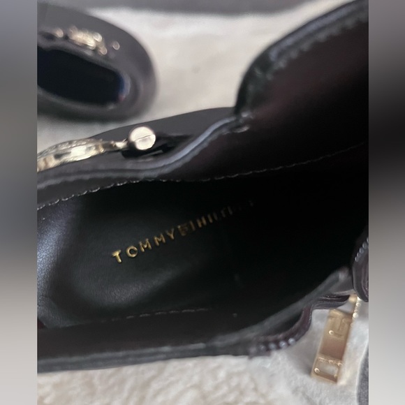 A pair of Tommy Hilfiger brown booties - Picture 3 of 7